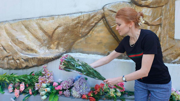 К военным мемориалам возложены цветы
