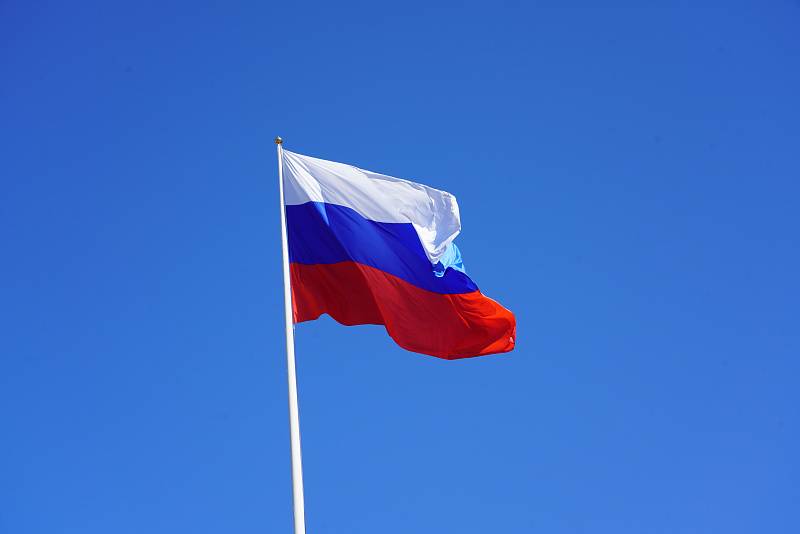 Торжественное поднятие флага в честь Дня России