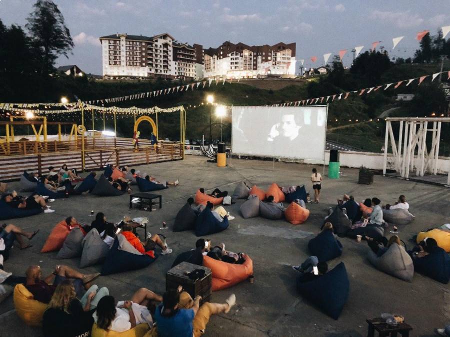 В Сочи работают летние кинотеатры под открытым небом
