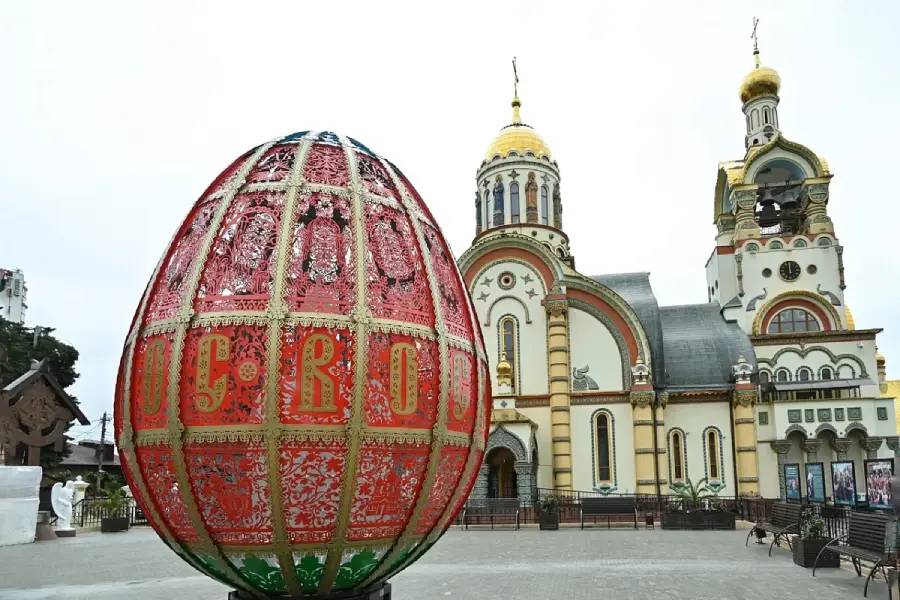 Улицы Сочи начали оформлять к Пасхе