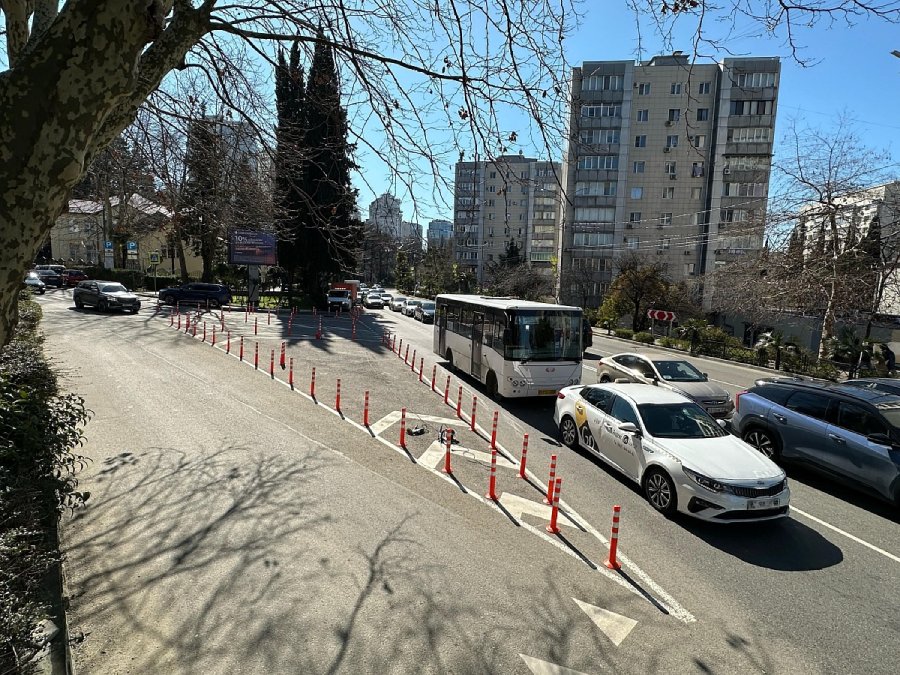 На перекрестке в центре Сочи установлены разделители полос движения