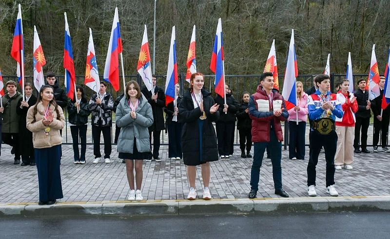 В Сочи высадили аллею крымских сосен