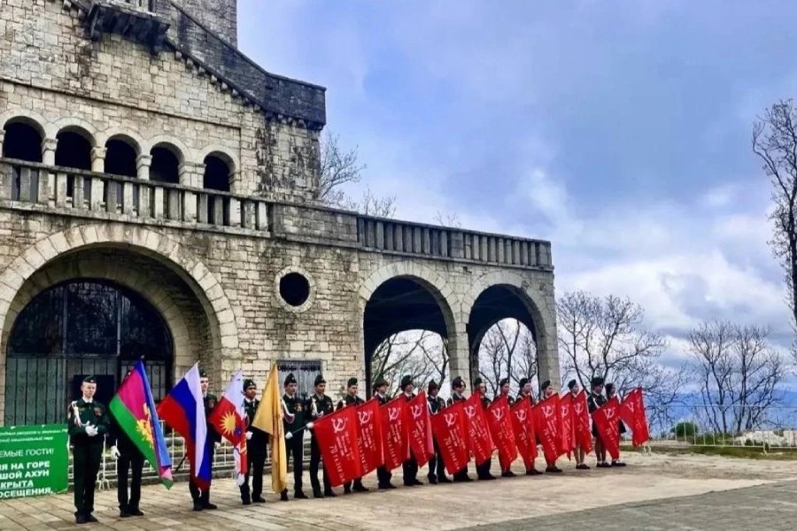 Над Сочи подняли Знамя Победы
